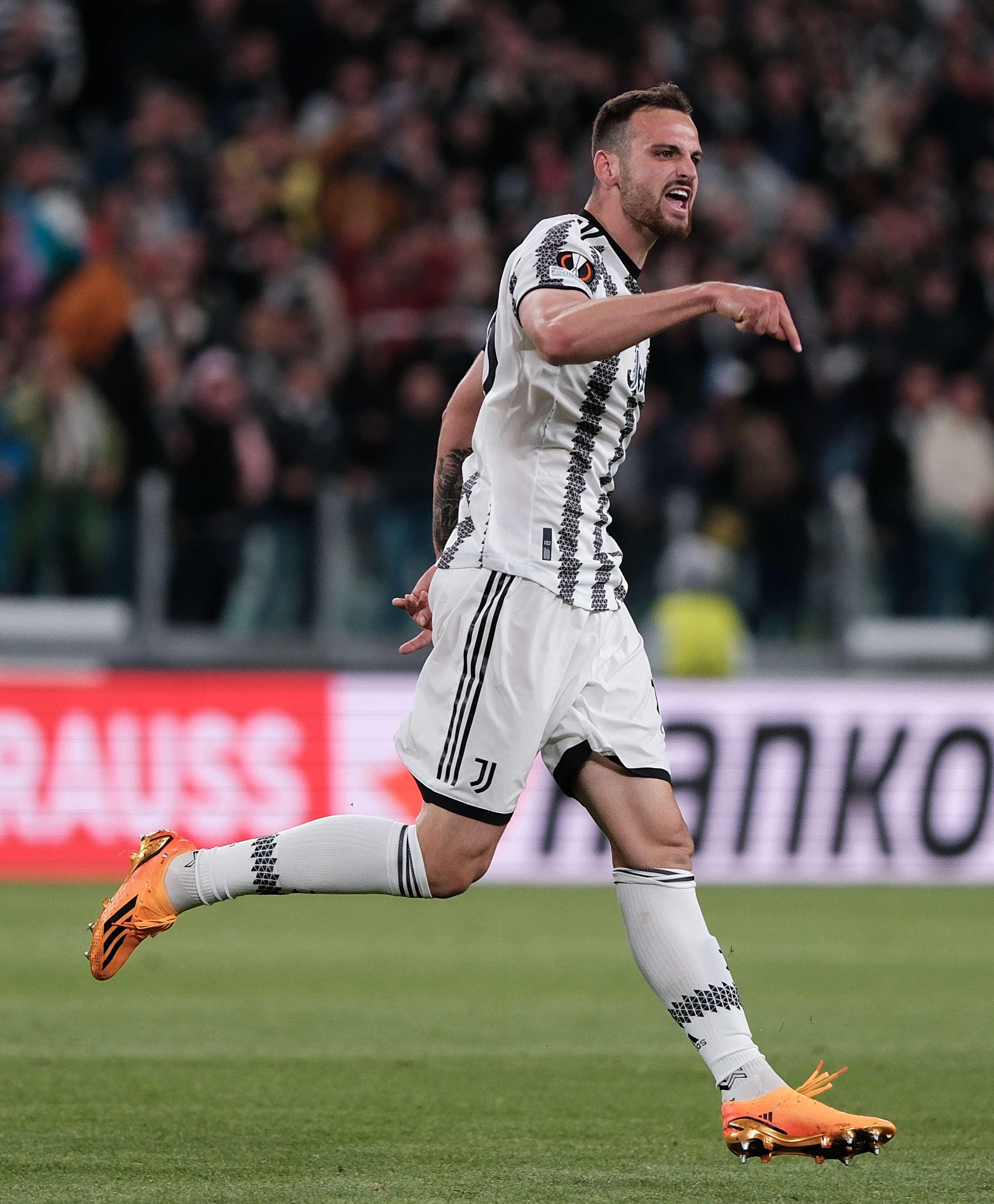 开云尤文图斯内部会议纪要流出：转会期主帅复盘，欧联使命明确，临场指挥获称赞(尤文图斯最新敲定)