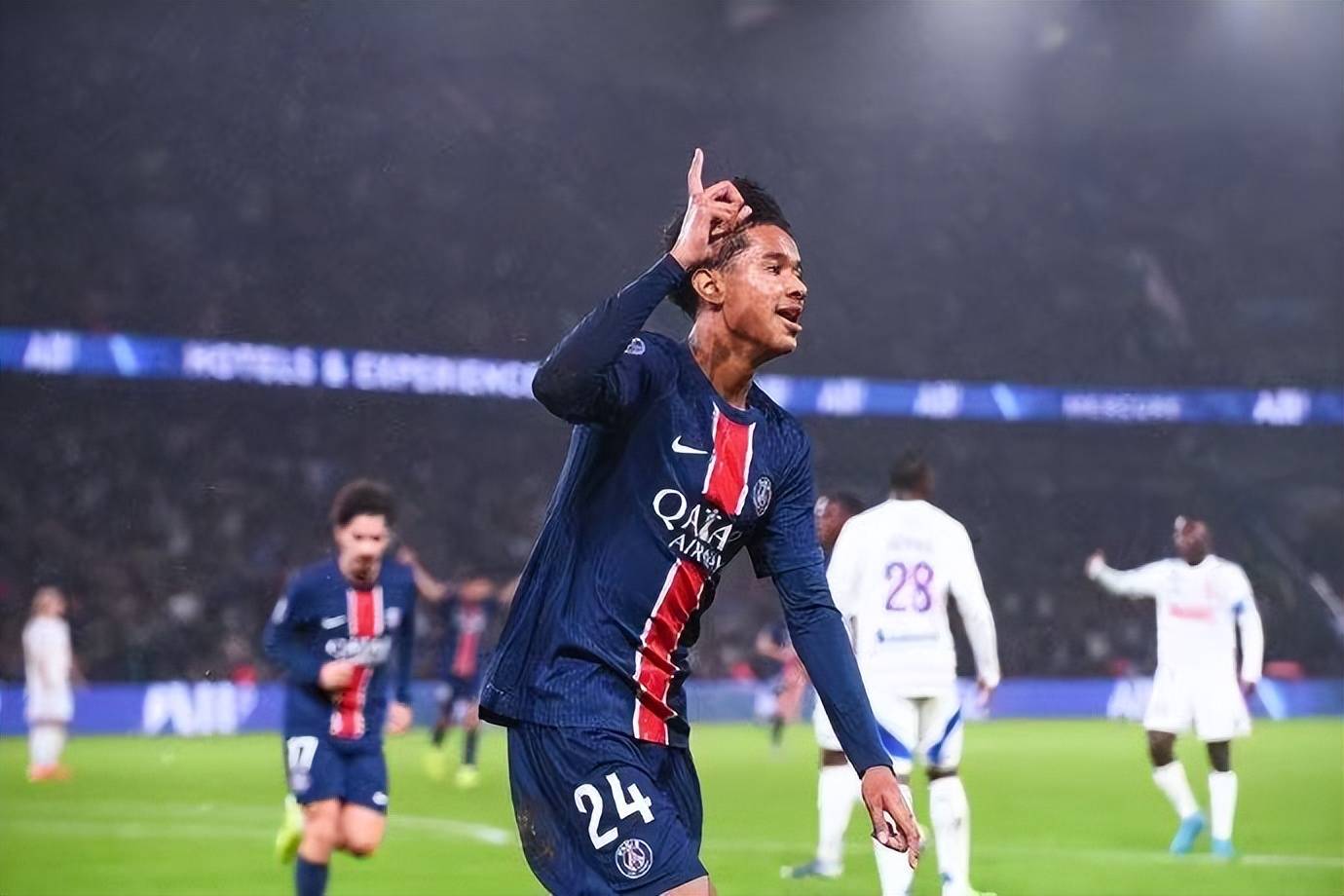 开云登录包含太狠了！今夜法兰克福备战中超赛后巴黎圣日耳曼备战欧超杯，利物浦关键时刻扳平良机的词条